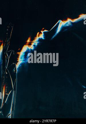 Glitzerüberzug. Bildschirmverzerrung. Gefaltete Filmstruktur. Blau orange Farbe Glitch Licht Fackeln Staub Kratzer zerknittert rauer Filter Dunkelschwarz Illustration Kunst abstrakt Hintergrund. Stockfoto