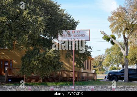 Georgetown, Texas, USA. November 2024. Das Büro eines Kautionsbürgers, ABC Bail Bond, befindet sich gegenüber dem Williamson County Justice Center Courthouse Annex in Georgetown, Texas, das am 29. November 2024 gesehen wurde. (Kreditbild: © Scott Coleman/ZUMA Press Wire) NUR REDAKTIONELLE VERWENDUNG! Nicht für kommerzielle ZWECKE! Stockfoto