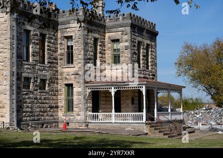 Georgetown, Texas, USA. November 2024. Teile des historischen Gefängnisses Williamson County in Georgetown, Texas, werden am 29. November 2024 abgerissen, da das County einen Käufer für das gesamte Gelände sucht, einschließlich des Teils des Gefängnisgebäudes, der aufgrund seines Schutzes als Texas Historic Landmark und der Eintragung in das National Register of Historic Places nicht abgerissen wird. Seit 1848 befindet sich ein Gefängnis auf dem Gelände, das heutige Kalksteingebäude im französischen Bastille-Stil wurde 1888 eröffnet, um das ursprüngliche Gebäude zu ersetzen und blieb bis 1989 in Betrieb. (Bild: © Scott Cole Stockfoto