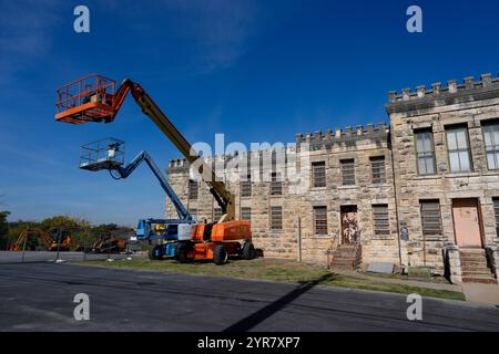 Georgetown, Texas, USA. November 2024. Teile des historischen Gefängnisses Williamson County in Georgetown, Texas, werden am 29. November 2024 abgerissen, da das County einen Käufer für das gesamte Gelände sucht, einschließlich des Teils des Gefängnisgebäudes, der aufgrund seines Schutzes als Texas Historic Landmark und der Eintragung in das National Register of Historic Places nicht abgerissen wird. Seit 1848 befindet sich ein Gefängnis auf dem Gelände, das heutige Kalksteingebäude im französischen Bastille-Stil wurde 1888 eröffnet, um das ursprüngliche Gebäude zu ersetzen und blieb bis 1989 in Betrieb. (Bild: © Scott Cole Stockfoto