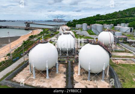 Industrieller Gasspeicher. LNG- oder Flüssigerdgasspeicher. Gastank in der Erdölraffinerie. Erdgasspeicherindustrie. Energie Stockfoto