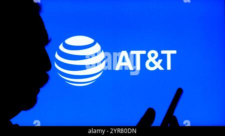 Deutschland. Dezember 2024. In dieser Abbildung wird ein AT&T-Logo auf einem Monitor angezeigt. Quelle: SOPA Images Limited/Alamy Live News Stockfoto