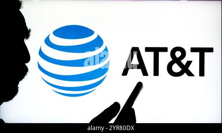 Deutschland. Dezember 2024. In dieser Abbildung wird ein AT&T-Logo auf einem Monitor angezeigt. Quelle: SOPA Images Limited/Alamy Live News Stockfoto