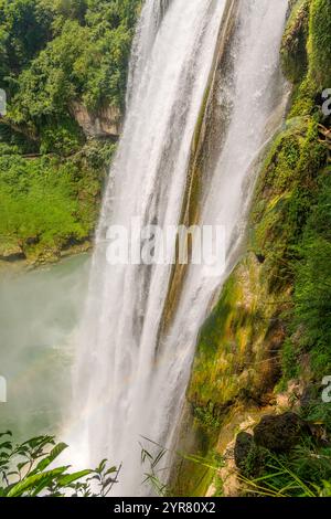 Blick nach unten auf den spektakulären Huangguoshu Wasserfall und einen doppelten Regenbogen in der Provinz Guizhou, blauer Himmel mit Kopierraum für Text Stockfoto