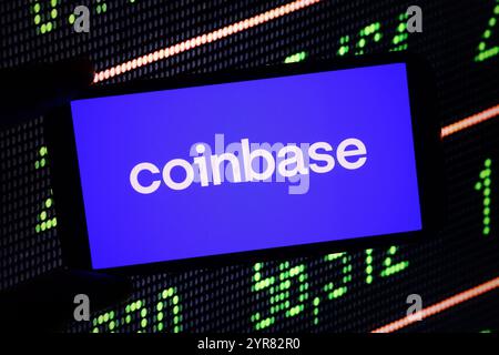 Polen. Dezember 2024. In dieser Abbildung wird das Firmenlogo von Coinbase auf einem Smartphone-Bildschirm angezeigt. Quelle: SOPA Images Limited/Alamy Live News Stockfoto