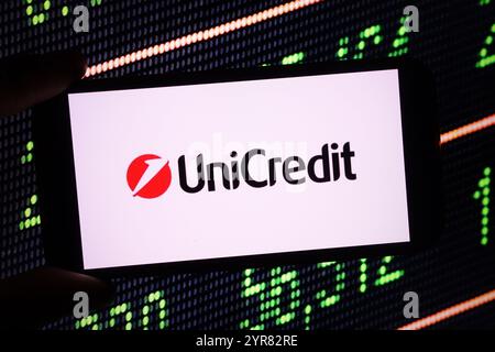 Polen. Dezember 2024. In dieser Abbildung wird das UniCredit-Firmenlogo auf einem Smartphone-Bildschirm angezeigt. Quelle: SOPA Images Limited/Alamy Live News Stockfoto