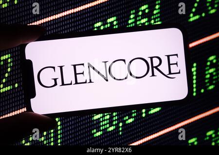 Polen. Dezember 2024. In dieser Fotoabbildung wird das Glencore Firmenlogo auf einem Smartphone-Bildschirm angezeigt. Quelle: SOPA Images Limited/Alamy Live News Stockfoto