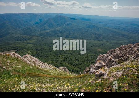 Wunderschöne Landschaft von der Spitze des Berges bis zum Wald und Himmel Stockfoto