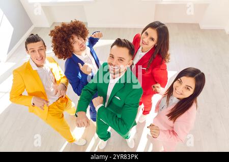 Kreatives junges Team hat Spaß und Tanzen und strahlt ein Gefühl für Leistung und Einheit aus. Stockfoto