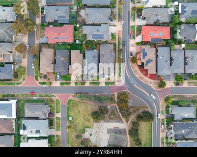 Luftaufnahme der Vorstadtstraßen und Häuser am Point Cook in Melbourne, Victoria, Australien. Stockfoto