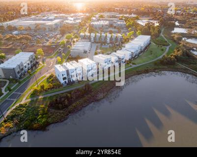 Blick aus der Vogelperspektive auf eine Reihe von Apartments neben einem vorstädtischen Feuchtgebiet mit Wanderwegen am Point Cook in Melbourne, Victoria, Australien. Stockfoto