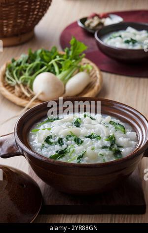 Frühlingsreisbrei mit sieben Kräutern Stockfoto