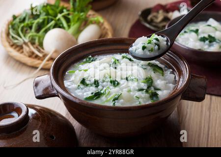 Frühlingsreisbrei mit sieben Kräutern Stockfoto