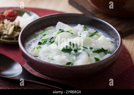 Frühlingsreisbrei mit sieben Kräutern Stockfoto