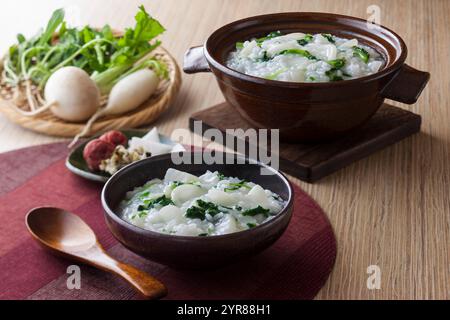 Frühlingsreisbrei mit sieben Kräutern Stockfoto