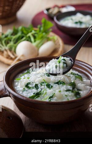 Frühlingsreisbrei mit sieben Kräutern Stockfoto