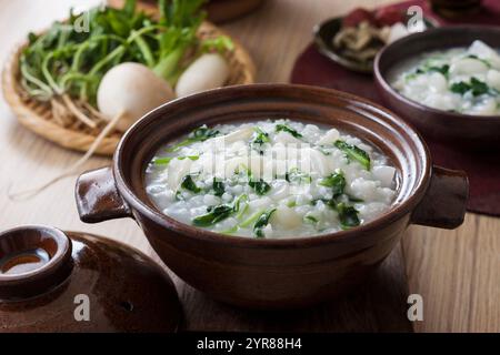 Frühlingsreisbrei mit sieben Kräutern Stockfoto