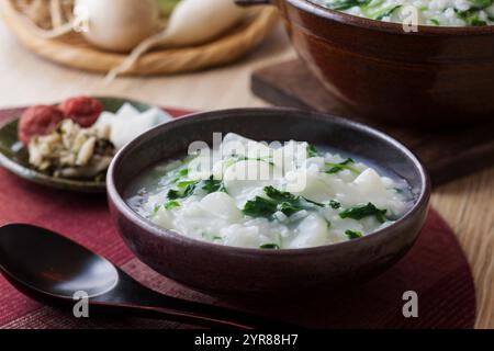 Frühlingsreisbrei mit sieben Kräutern Stockfoto