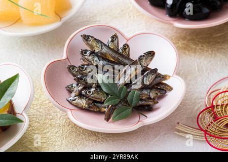 Osechi kleiner getrockneter Fisch langsam in gesüßter Sojasauce gekocht Stockfoto