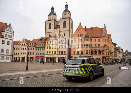 Lutherstadt Wittenberg Themenbild - Ford S-Max der Polizei Sachsen-Anhalt auf dem Marktplatz in Wittenberg, 02.12.2024 Themenbild - Ford S-Max der Polizei Sachsen-Anhalt auf dem Marktplatz in Wittenberg, 02.12.2024 Streifenwagen der Polizei auf dem Marktplatz in Wittenberg. Im Hintergrund Stadtkirche UNESCO-Weltkulturerbe sowie das Alte Rathaus der Stadt. *** Lutherstadt Wittenberg Themenbild Ford S Max von der Sachsen-Anhaltischen Polizei auf dem Marktplatz in Wittenberg, 02 12 2024 Themenbild Ford S Max von der Sachsen-Anhaltischen Polizei auf dem Marktplatz in Wittenberg, 02 12 2024 Polizeipatrouille Stockfoto