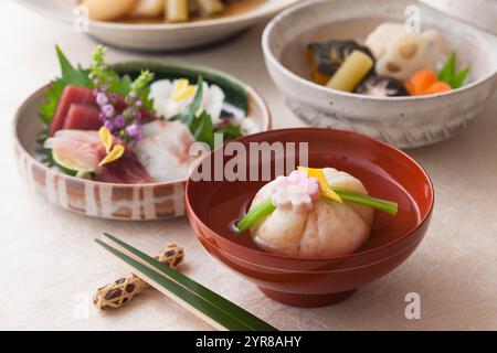 Gehackte Garnelenbällchen ( EBI Shinjo ) und Kappo-ryori Stockfoto