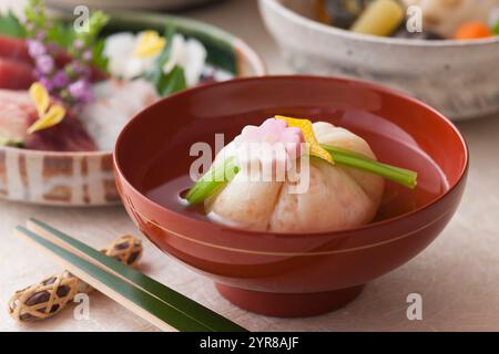 Gehackte Garnelenbällchen ( EBI Shinjo ) und Kappo-ryori Stockfoto