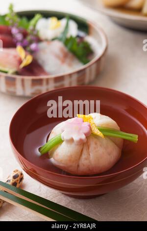 Gehackte Garnelenbällchen ( EBI Shinjo ) und Sashimi Stockfoto