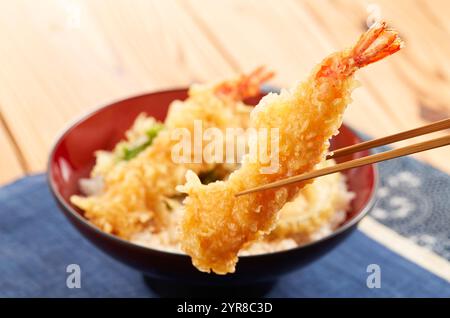 Tempura serviert über Reis in einer Schüssel (Garnelen, Kabocha, Shiitake-Pilze und Shiso-Blätter), Sehne Stockfoto