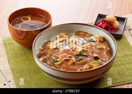 Schüssel mit Curry-Reis Stockfoto