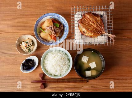 Japanisches Menü mit gegrillter Stöcker (Vogelperspektive) Stockfoto