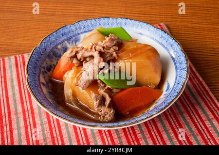 Nikujaga, Kartoffeln und Fleisch in gesüßter Sojasauce Stockfoto