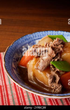 Nikujaga, Kartoffeln und Fleisch in gesüßter Sojasauce Stockfoto