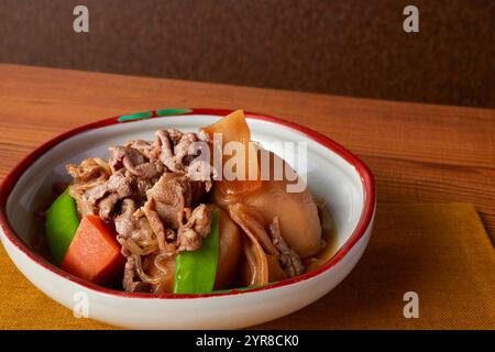 Nikujaga, Kartoffeln und Fleisch in gesüßter Sojasauce Stockfoto