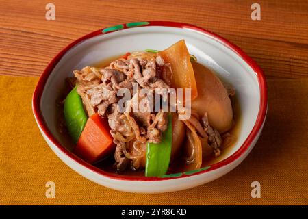 Nikujaga, Kartoffeln und Fleisch in gesüßter Sojasauce Stockfoto