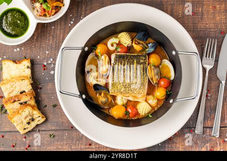 Bouillabaisse Meeresfrüchte-Eintopf mit Fisch, Muscheln, Garnelen und Tintenfischen Stockfoto