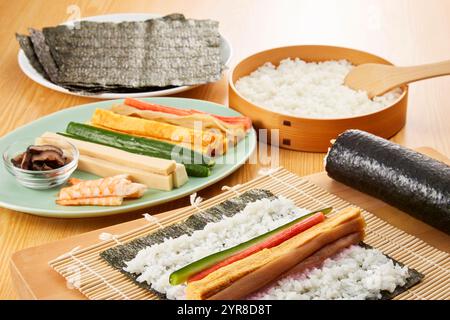 Gerollte Sushi-Kochszene Stockfoto