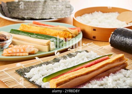 Gerollte Sushi-Kochszene Stockfoto