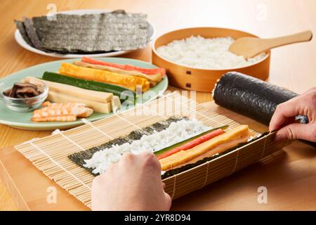 Gerollte Sushi-Kochszene Stockfoto