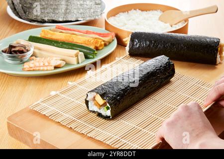 Szene für gerollte Sushi-Kochszene Stockfoto