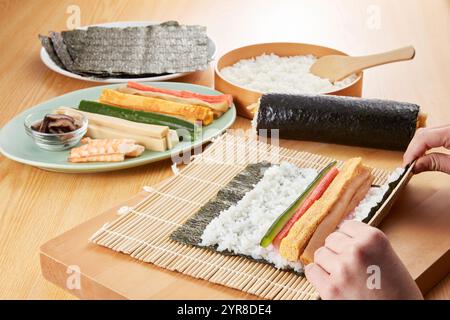 Szene für gerollte Sushi-Kochszene Stockfoto