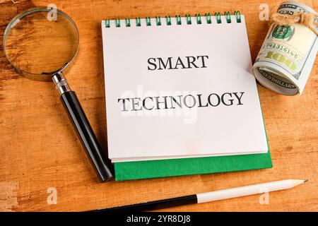 Das Konzept von Technologie und Entwicklung. Phrase, Wörter, Text INTELLIGENTE TECHNOLOGIE in einem Notizbuch auf einem alten Hintergrund, Draufsicht. Stockfoto