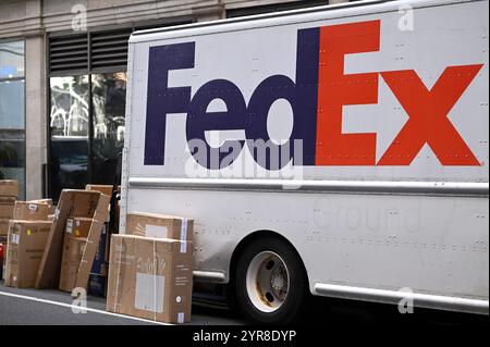 New York, USA. Dezember 2024. Ansicht eines Federal Trucks, der Pakete in Midtown Manhattan liefert, 2. Dezember 2024. Der Cyber Monday ist der größte Online-Shopping-Tag des Jahres. Die Verbraucher werden voraussichtlich einen Rekordwert von 13,2 Milliarden US-Dollar ausgeben. (Foto: Anthony Behar/SIPA USA) Credit: SIPA USA/Alamy Live News Stockfoto