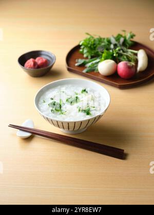 Reisbrei mit sieben Kräutern und eingelegten Pflaumen Stockfoto