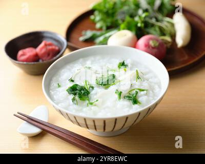 Reisbrei mit sieben Kräutern und eingelegten Pflaumen Stockfoto