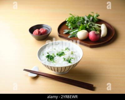 Reisbrei mit sieben Kräutern und eingelegten Pflaumen Stockfoto