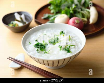 Reisbrei mit sieben Kräutern und Gurken Stockfoto