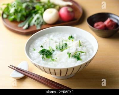 Reisbrei mit sieben Kräutern und eingelegten Pflaumen Stockfoto