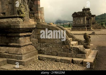 Arjuna Tempel archäologischen Park auf Dieng-Hochebene, die administrativ in Dieng Kulon, Batur, Banjarnegara, Zentral-Java, Indonesien befindet. Stockfoto