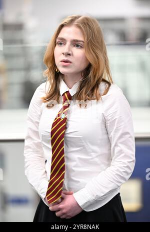 Eloise McNay von der James Gillespie High School spielt in Edinburgh den Psalm „nach truagh leat mi „stu an Eirinn“, nachdem Peter MacKay als neuer Makar (Nationaldichter für Schottland) bekannt gegeben wurde. Die Position von Makar besteht darin, Arbeiten zu bedeutenden nationalen Veranstaltungen zu produzieren und eine Führungsrolle bei der Förderung der Poesie auf nationaler Ebene zu übernehmen. Bilddatum: Montag, 2. Dezember 2024. Stockfoto