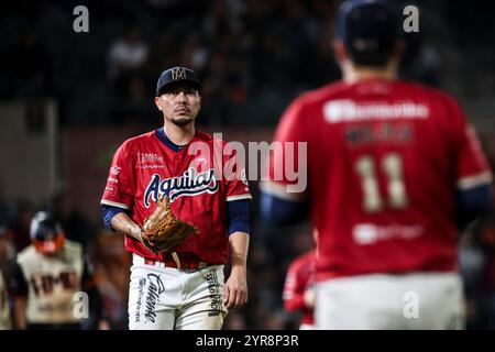 HERMOSILLO, MEXIKO - 29. NOVEMBER: Manuel Chavez (L), Startkrug für die Mexicali Eagles, reagiert im dritten Inning bei einem Liga Arco Mexicana del Pacifico Spiel zwischen Aguilas und Naranjeros im Estadio Fernando Valenzuela am 29. November 2024 in Hermosillo, Mexiko. (Foto: Luis Gutierrez/Norte Photo) Stockfoto